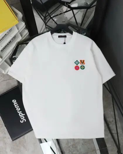 包邮 LOUIS VUITTON/路易威登LV 2025新款多巴胺logo刺绣款短袖圆领T恤 Louis Vuitton,法国路威酩轩集团-LVMH旗下品牌,著名奢侈品箱包和皮具品牌,百余年的传奇经典,全球时尚旅行艺术的精致象征.印有“LV”标志这一独特图案的交织字母帆布包,伴随着丰富的传奇色彩和雅典的设计而成为时尚之经典.延续至今,不论后来延伸出来的皮件、丝巾或手表、笔、服装,都是以崇尚精致、品质、舒适的“旅行哲学”,作为设计理念. 1️⃣面料采用320G 100%纯棉双纱面料 同缸定染特种加粗32支双股1X1螺纹克纯棉面料,保证舒适性同时透气冰爽的同时又不透底!面料上身有型弹性不紧绷日常通勤运动统统yyds 2️⃣肩膀采用双针车线跨缝工艺后领口处采用纯棉拉条提升了后颈接触的舒适度布面干净.布纹清晰,柔软舒适 3️⃣全套定制的原版辅料,吊牌,洗水,主唛,防潮纸统统安排到位.版型釆用OS宽松落肩版型.男女同款 颜色:黑色 白色 尺码表:图9